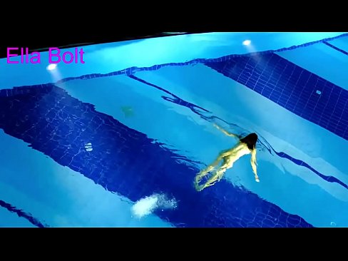 ❤️ Non podo deixar de mirar, unha moza loira que é sorprendida nadando espida na piscina do resort ELLA BOLT ️❌ Porno en % gl.pornhills-com.ru % ❌️